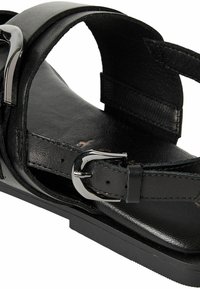 Sandale negre din piele cu talpă plată, prevăzută cu o cataramă metalică, curea reglabilă și textură netedă. Forma este cu vârf deschis.