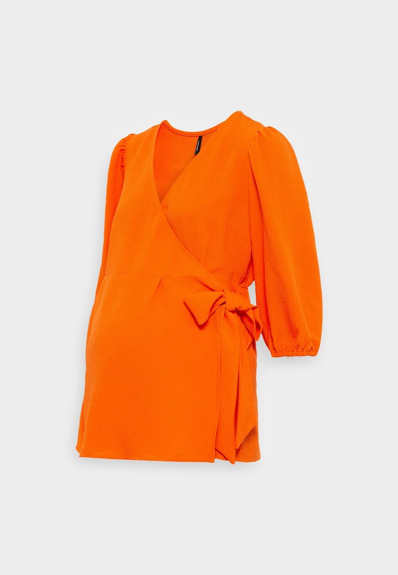 Wrap-klänning i vibrerande orange, med långa pufslangar, ett knyt i midjan och textilerad tyg för extra dimension.