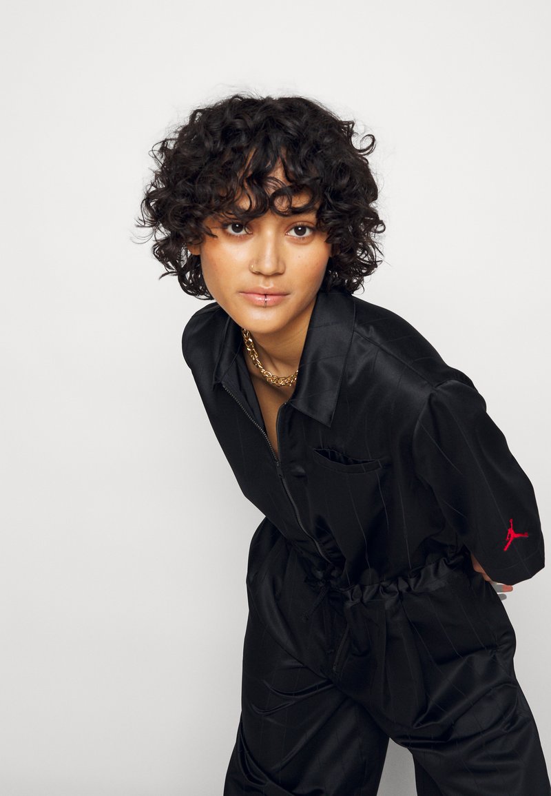 Damen Kleider | Jordan HERITAGE FLIGHTSUIT Jumpsuit black/gym red/schwarz - RF68842 Damen Kleider | Jordan HERITAGE FLIGHTSUIT Jumpsuit black/gym red/schwarz - RF68842