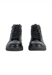 Baskets montantes noires en cuir lisse, dotées de lacets et de fermetures éclair latérales, avec une semelle en caoutchouc texturé et un design minimaliste.