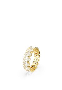 Anello d'oro con una fila di cristalli trasparenti a forma di pera montati in una setting a griffe, con una finitura liscia e lucida e spazi alternati nella banda.