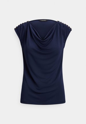 Tamnoplava bluza od glatkog, lepršavog materijala s okruglim izrezom i naboranim ramenima ukrašenim gumbima zlatne boje. Bez rukava.