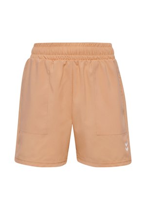 Lysebrune elastiske taljeshorts med store forlommer og hvidt chevron-logo på venstre ben.