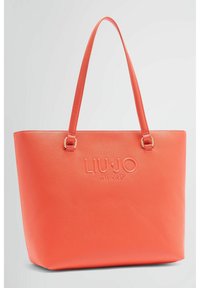 Borsa tote corallo con doppie maniglie. Realizzata in materiale sintetico testurizzato, presenta un dettaglio del logo in rilievo. Forma rettangolare con base piatta.
