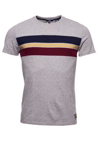Camiseta de manga corta gris hecha de una mezcla de algodón. Presenta rayas horizontales en navy, burdeos y amarillo en el pecho.