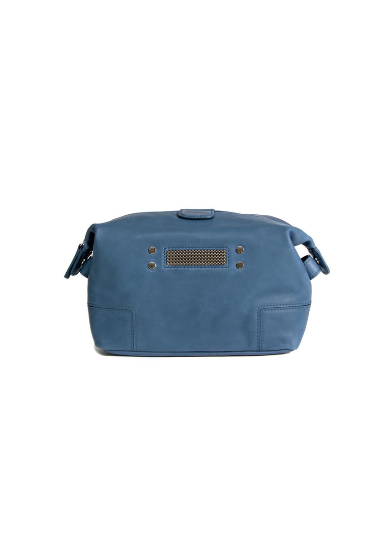 Blauwe leren tas met een gladde textuur, rechthoekige vorm en een frontpaneel van gaas. Beschikt over een bovenklep en zijkanten met ritsen.