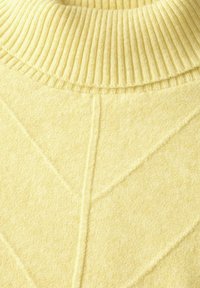 Gelbes gestricktes Sweatshirt mit einem gerippten Rollkragen und einem strukturierten Rautenmuster im gesamten Körper. Weicher, warmer Stoff.