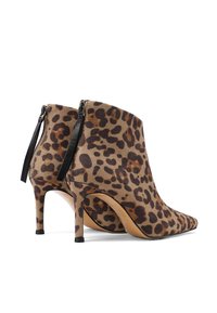 Stivaletti alla caviglia con stampa leopardata, punta affusolata, materiale in morbido suede, dettaglio della cerniera nera e tacco a spillo sottile.