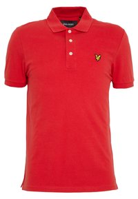 Červený polo tričko vyrobené z bavlny s klasickým límcem, třemi knoflíky a malým vyšitým logem černé a žluté barvy na hrudi.