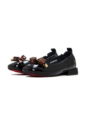 Chaussures en cuir verni noir avec un petit talon et un bout rond. Présente deux nœuds brun à motifs avec des accents dorés sur le dessus. Semelle rouge.