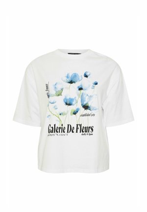 Maglietta bianca a girocollo con fiori blu ad acquerello e testo nero con la scritta "Galerie De Fleurs" e coordinate di localizzazione sul davanti.