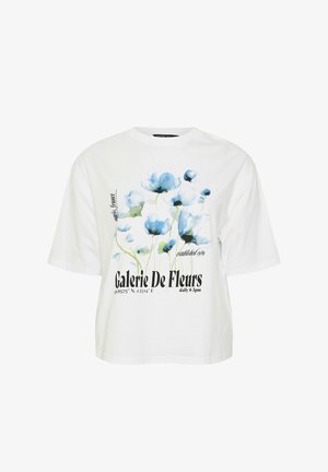 Valkoinen pyöreäkauluksinen T-paita, jossa on sinisellä vesivärillä maalattuja kukkia ja musta teksti "Galerie De Fleurs" sekä sijaintikoordinaatit edessä.