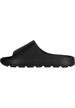 Sort slip-on sandal lavet af glat gummi, med et bredt rem og tekstureret sål med små nubs til grip. Enkel, buet design.
