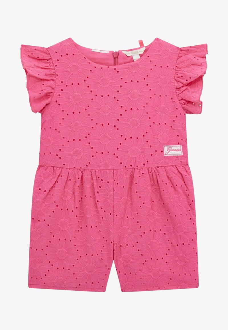 Combinaison courte rose à manches courtes avec motif floral en broderie anglaise, manches à volants et petite étiquette logo "Guess" à l'avant.