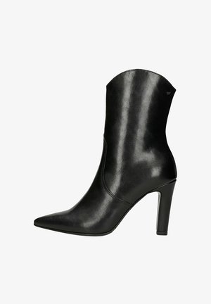 Zwarte leren enkelboot met een spitse neus, slanke hoge hak en een gladde textuur. Heeft een geschulpte bovenrand en minimalistische stiksels.