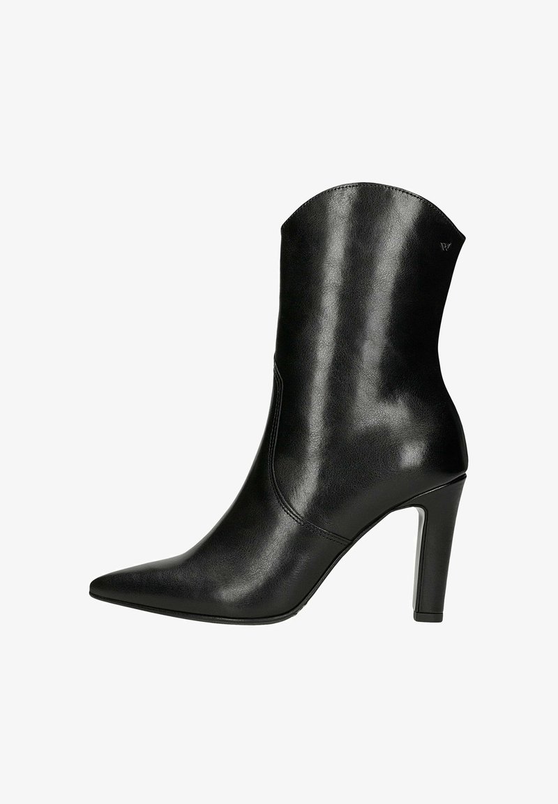 Černá kožená kotníková bota s špičatou špičkou, štíhlým vysokým podpatkem a hladkou strukturou. Obsahuje vlnitý horní okraj a minimální prošívání.