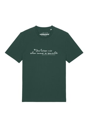 T-shirt vert foncé à manches courtes avec texte allemand blanc sur le devant indiquant "Das haben wir schon immer so gemacht."