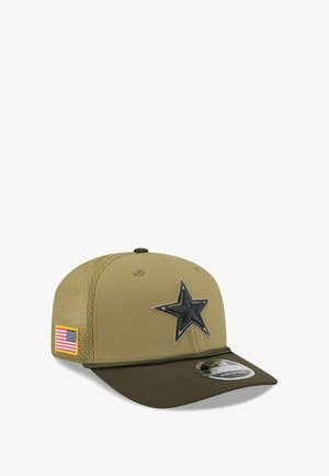 Olivgrüne Kappe mit Netzseitenteilen, versehen mit einem schwarzen Sternemblem und einem kleinen Aufnäher der amerikanischen Flagge. Gebogener Schirm und strukturierte Form.