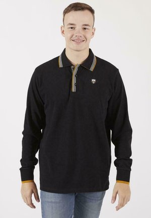 Polo-shirt noir à manches longues avec un col rayé jaune et blanc, arborant un logo sur la poitrine gauche et des accents orange contrastants sur les poignets.