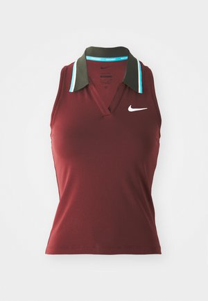 Mørkerød ærmeløs polo-shirt med krave, grøn kraveaccent og blå stribedetaljer. Har et hvidt Nike-logo på brystet.