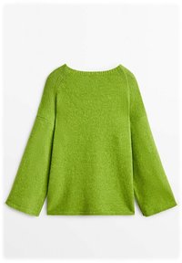 Pull en maille vert vif à manches longues avec un large col et des manches légèrement évasées sur fond blanc.