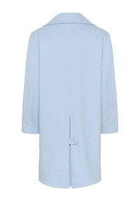 Cappotto azzurro chiaro con colletto a bavero, maniche tre quarti, spacco posteriore e dettaglio a bottone all'orlo. Tessuto strutturato.