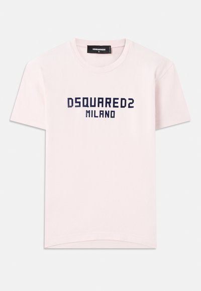 Ροζ βαμβακερό t-shirt με τυπωμένο το "DSQUARED2 MILANO" σε ναυτικό μπλε. Κλασικός σχεδιασμός με στρογγυλή λαιμόκοψη και κοντά μανίκια. Λείος σε υφή.