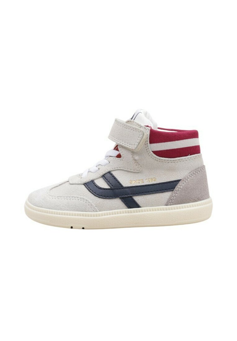 Zapatilla alta con parte superior de ante gris, detalles en azul marino y un cuello acanalado burdeos. Cuenta con cordones y un cierre de tiras de Velcro.
