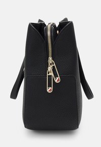 Borsa in pelle nera con finitura testurizzata, dotata di una cerniera centrale e Hardware dorato con dettagli rossi e bianchi. Forma triangolare compatta.