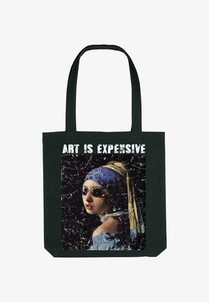 Zwarte draagtas met een print van een gemoderniseerde Meisje met de Parel die een zonnebril en een merkhoofddoek draagt, tekst leest "KUNST IS DUUR."