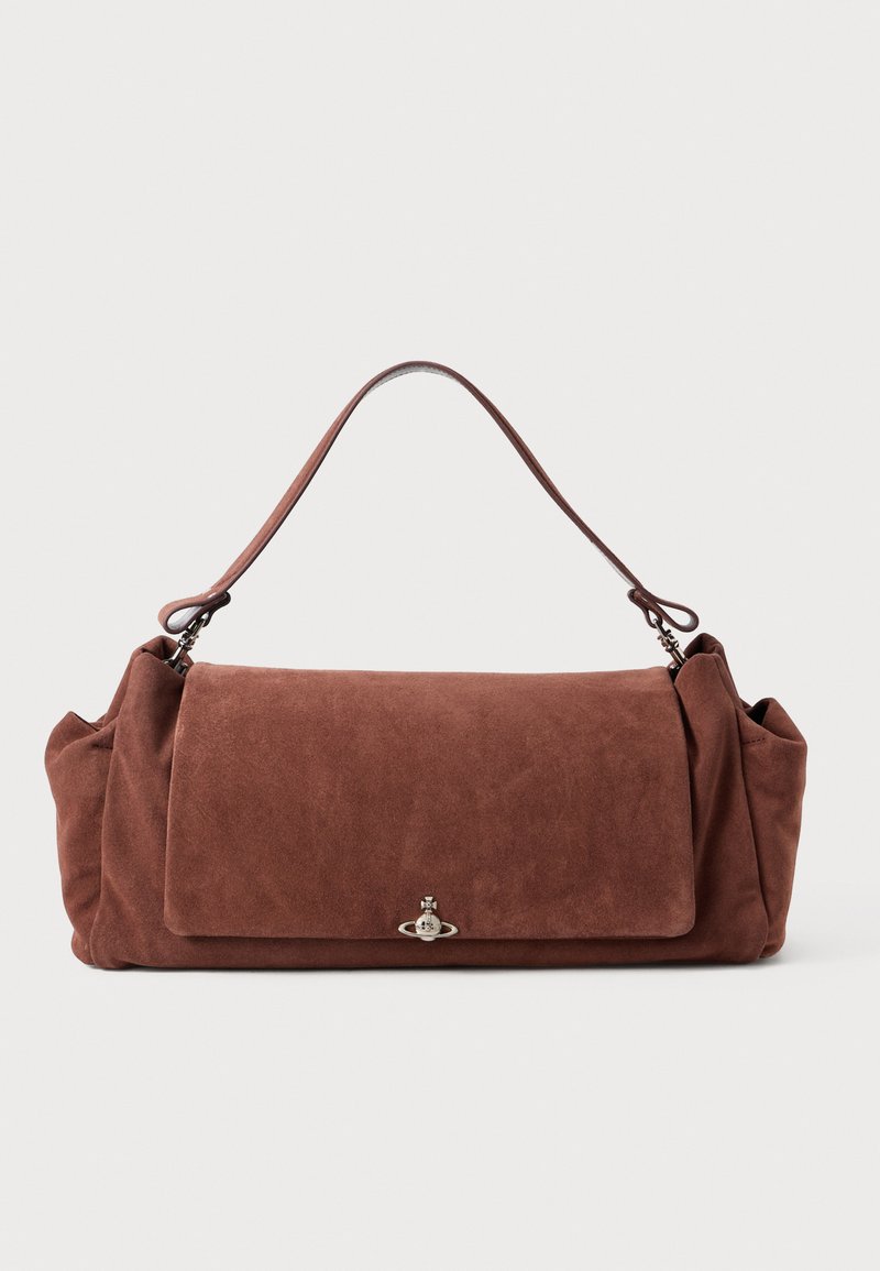 Bolsa de mão em camurça castanha-escura, de forma retangular com uma alça superior. Apresenta um fecho com aba e um detalhe em metal prateado na frente.