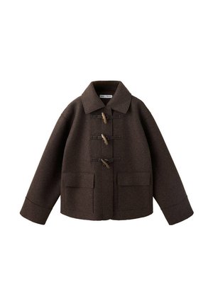 Chaqueta de lana marrón con cuello grande, tres cierres de palanca, mangas largas y dos bolsillos frontales con solapa, presentada desplegada sobre fondo blanco.