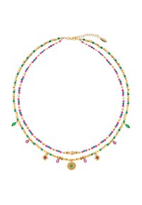 Collier superposé composé de chaînes en or ornées de perles roses, vertes et métalliques, ainsi que de charms décoratifs et d'un pendentif central.