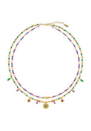 Collier superposé composé de chaînes en or ornées de perles roses, vertes et métalliques, ainsi que de charms décoratifs et d'un pendentif central.