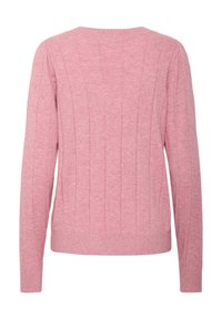 Rózsaszín, hosszú ujjú kötött pulóver, függőleges bordázott mintával, kerek nyakkal és testhez simuló mandzsettákkal, hátulról bemutatva fehér háttér előtt.