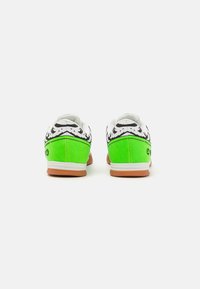 JAKO J-SI TAKE - Saalijalgpalli saapad - white/neon green
