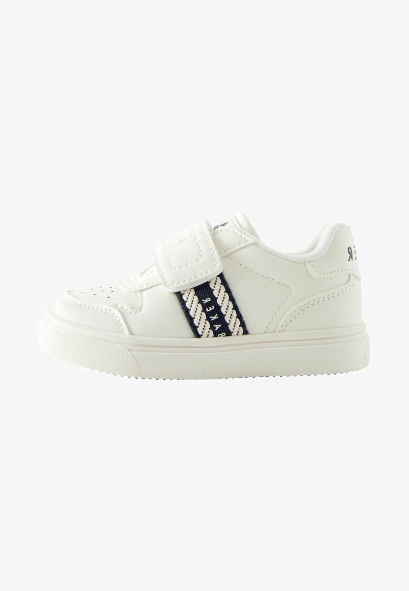 Weiße synthetische Sneaker mit einer strukturierten Sohle, die einen Klettverschlussriemen und marineblaue Streifen mit textlichem Detail an der Seite aufweisen.