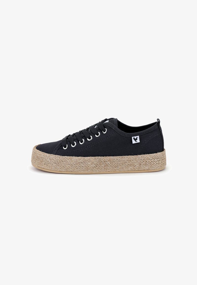 Zwarte canvas sneakers met lage schacht, ronde neus, vetersluiting en een middenzool van natuurlijk jute touw. Voorzien van zilveren oogjes en een klein logo label.