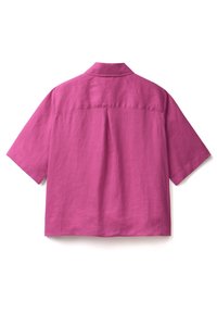 Košile s krátkým rukávem z jasně růžového lnu, s rozloženým límcem a jedním záševkem na zádech pro větší pohodlí a volnost pohybu.
