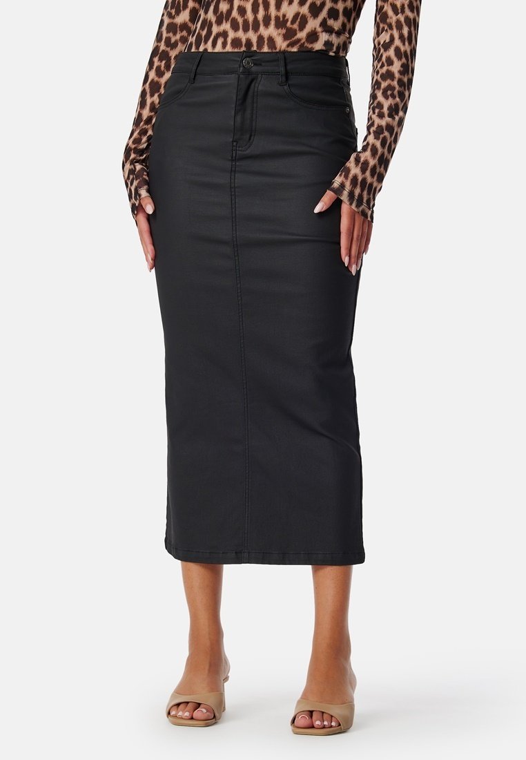 Zwarte denim midi-rok met een getailleerd ontwerp, rechte snit, sluiting met knopen aan de voorkant en subtiele stiksels.