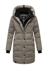 Grijze pufferjas met een grote capuchon, knoopsluiting en zijzakken. Voorzien van een doorstikte design en zwarte accenten op de manchetten. Zachte binnenvoering.