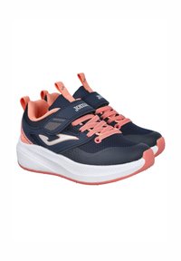 Zapatillas deportivas de color azul marino con acentos rosas, parte superior de malla, entresuela blanca acolchada, con cierre de cordones y tiras de Velcro, y suela texturizada.