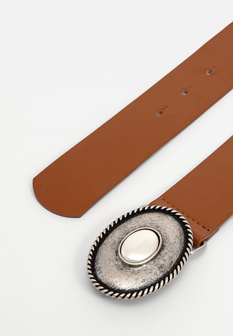 Bruine leren riem met een ovale zilveren gesp met een gladde center en gedraaid koorddetail rondom de rand.