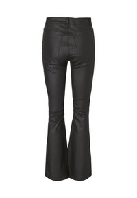 Zwarte uitlopende broek van glad materiaal, met een hoge taille en twee achterzakken met zichtbare stikdetails.