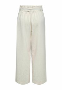 Pantalons larges beige avec une finition texturée, dotés d'une taille haute et de passants de ceinture, conçus pour un ajustement décontracté.