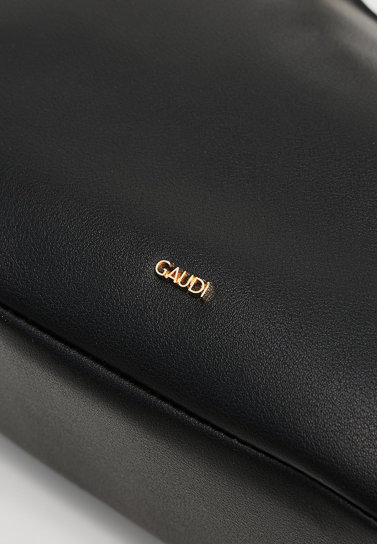 Clutch in pelle nera con una finitura liscia, caratterizzato da un accento del logo "GAUDI" in rosa oro sulla parte anteriore. Forma rettangolare con design minimale.