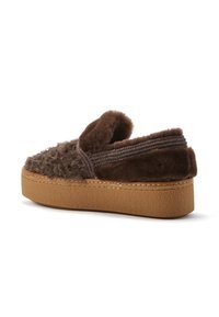 Hnedé nazúvacie topánky s nadýchaným vrchným materiálom, hrubou platformou a kontrastnými textúrovanými časťami. Viditeľné švy okolo okrajov.