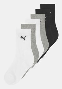 Six paires de chaussettes de cheville avec un design côtelé, en blanc, gris clair, gris foncé et noir, avec un petit logo sur le revers.