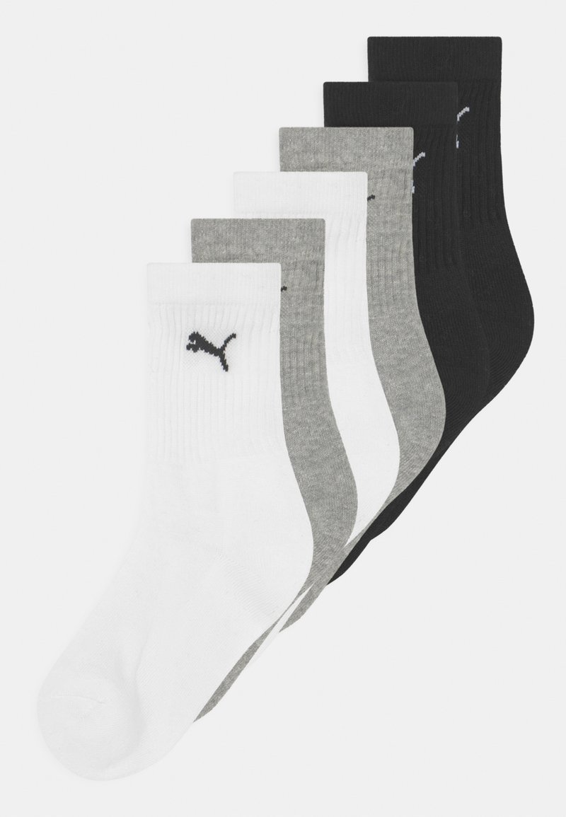 Six paires de chaussettes de cheville avec un design côtelé, en blanc, gris clair, gris foncé et noir, avec un petit logo sur le revers.