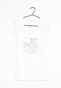 Camiseta blanca con escote en forma de barco. Presenta gráficos de texto en marrón claro y rosa con un diseño de corazón. Material de algodón, mangas cortas.